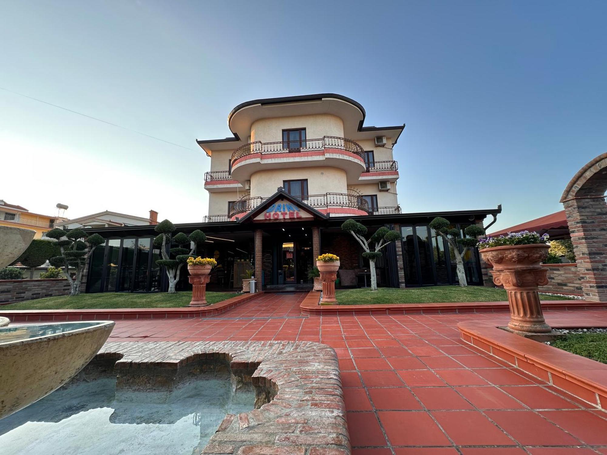 Rrashbull Drini Hotel מראה חיצוני תמונה